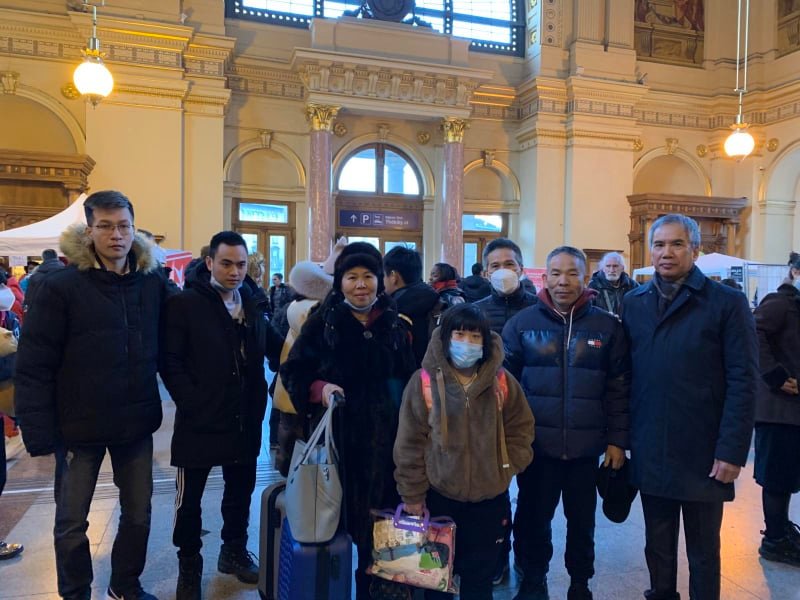 Đón bà con Việt từ Ukraine tại Nhà ga Quốc tế Nyugati, Budapest ngày 10/3/2022 - Ảnh: Trần Thùy Linh (NCTG)