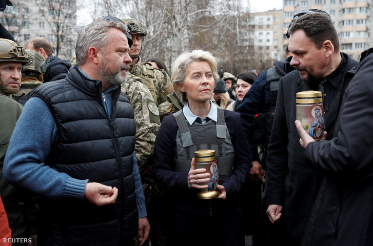 Chủ tịch Ủy ban Châu Âu Ursula von der Leyen (giữa) thị sát tại Bucha, hiện trường vụ thảm sát khủng khiếp được cho là do quân đội Nga gây ra, ngày 8/4/2022 - Ảnh: Valentyn Ogirenko (Reuters)