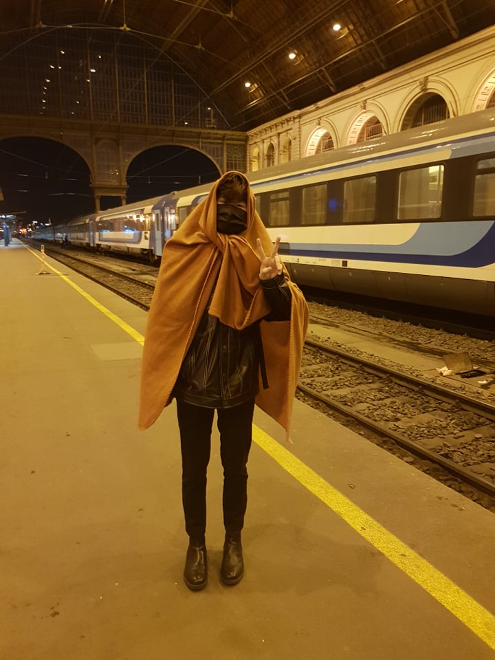 Người đi đón trong giá lạnh, Nhà ga Quốc tế Keleti, Budapest ngày 10/3/2022 - Ảnh: Trần Thùy Linh (NCTG)
