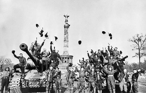 Vui mừng chiến thắng tại Berlin sau khi quân Đức đầu hàng Đồng minh - Ảnh tư liệu