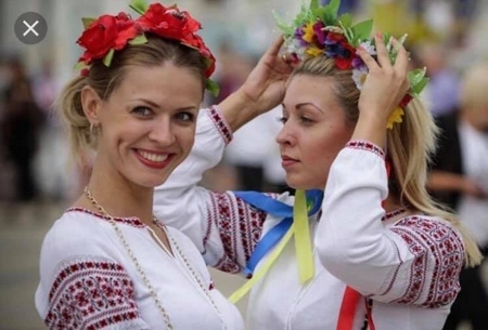 Vyshivanki (вишиванки), y phục thêu dân gian truyền thống của Ukraine