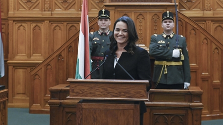 Tân tổng thống Novák Katalin sau khi tuyên thệ tại phiên họp toàn thể Quốc hội Hungary, ngày 1/3/2022 - Ảnh: Koszticsák Szilárd (MTI)