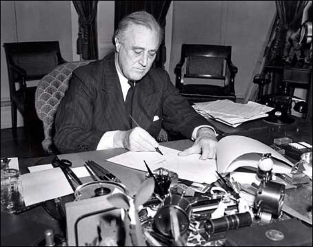 Tổng thống Roosevelt ký chương trình viện trợ Lend-Lease cho Anh Quốc và Trung Hoa Dân Quốc, tháng 3/1941 - Ảnh tư liệu