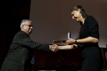 GS. Maryna Viazovska (phải) nhận Huy chương Fields từ Chủ tịch Hiệp hội Toán học Quốc tế (IMU), ông Carlos E. Kenig, tại Đại hội Toán học Quốc tế (Helsinki, Phần Lan) ngày 5/7/2022 - Ảnh: Vesa Moilanen/Lehtikuva (AP)