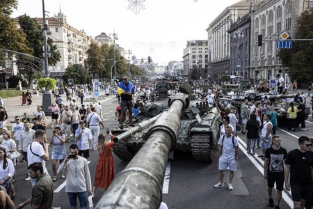 Nhân dịp kỷ niệm Ngày Độc lập 24/8 của Ukraine, những chiến xa Nga bị quân đội Ukraine vô hiệu hóa và chiếm được trong cuộc chiến xâm lược của Moscow đã được trưng bày trên đường phố Kyiv, thu hút sự chú ý đặc biệt của cư dân - Ảnh: Metin Aktas (AFP)