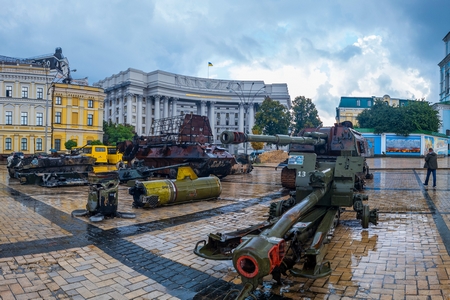 Triển lãm các vũ khí và chiến xa Nga bị vô hiệu hóa trong trong cuộc chiến trước trụ sở Bộ Ngoại giao Ukraine, Kyiv - Ảnh: Artem Gvozdkov