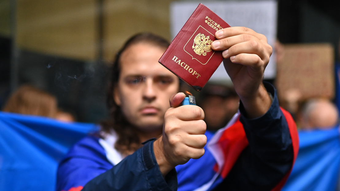 Cuộc chiến xâm lược Ukraine khiến tấm hộ chiếu Nga ngày càng 'mất giá' và bị ác cảm, thù ghét trên thế giới - Ảnh: Steven Saphore (AFP)