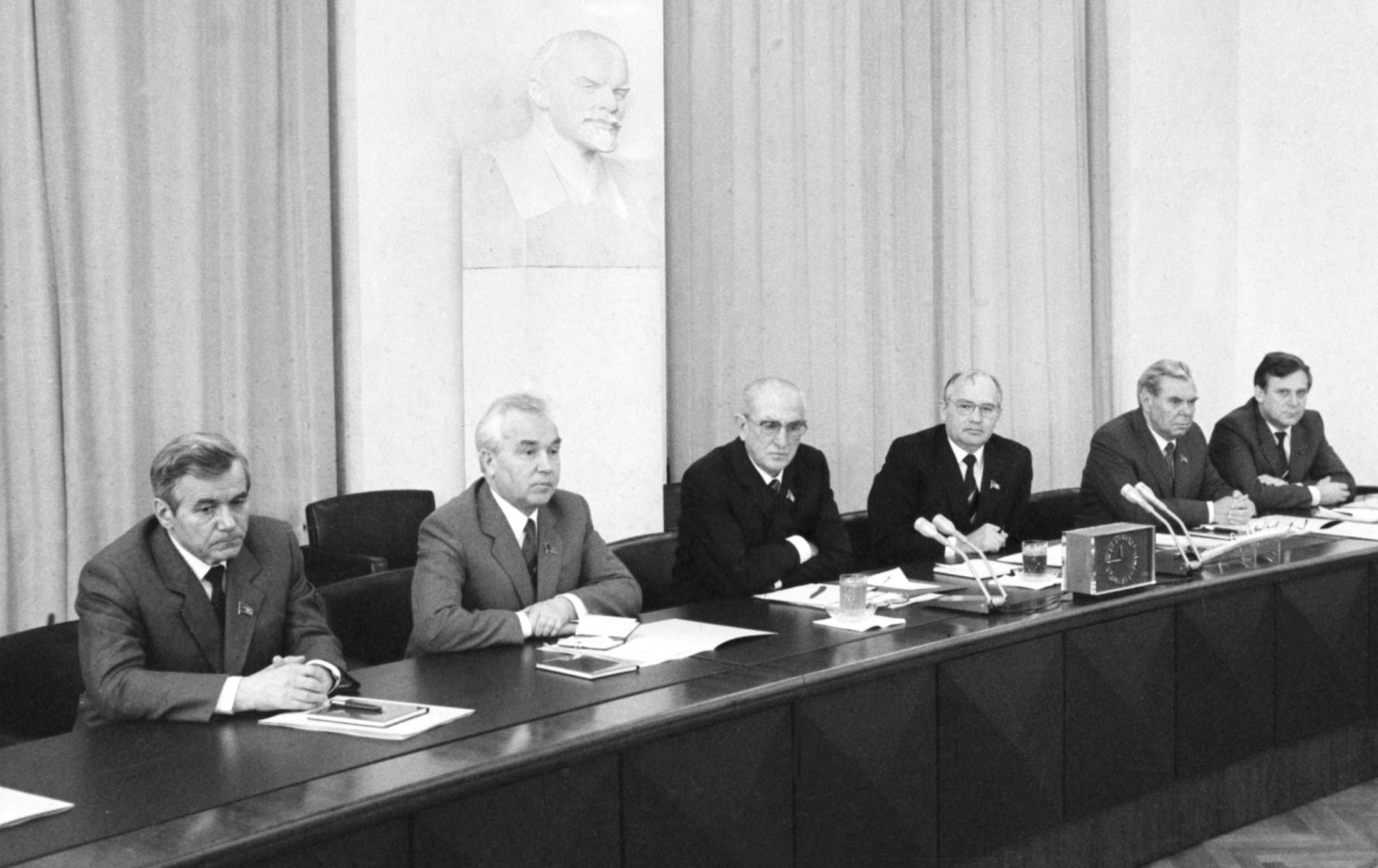 Gorbachev (thứ ba từ bên phải) và Andropov (bên trái ông) cùng các lãnh đạo ĐCS Liên Xô vào năm 1984, khi Gorbachev đang ở ngưõng cửa của quyền lự tối cao - Ảnh: Vladimir Musaelyan, Eduard Pesov (ITAR-TASS)
