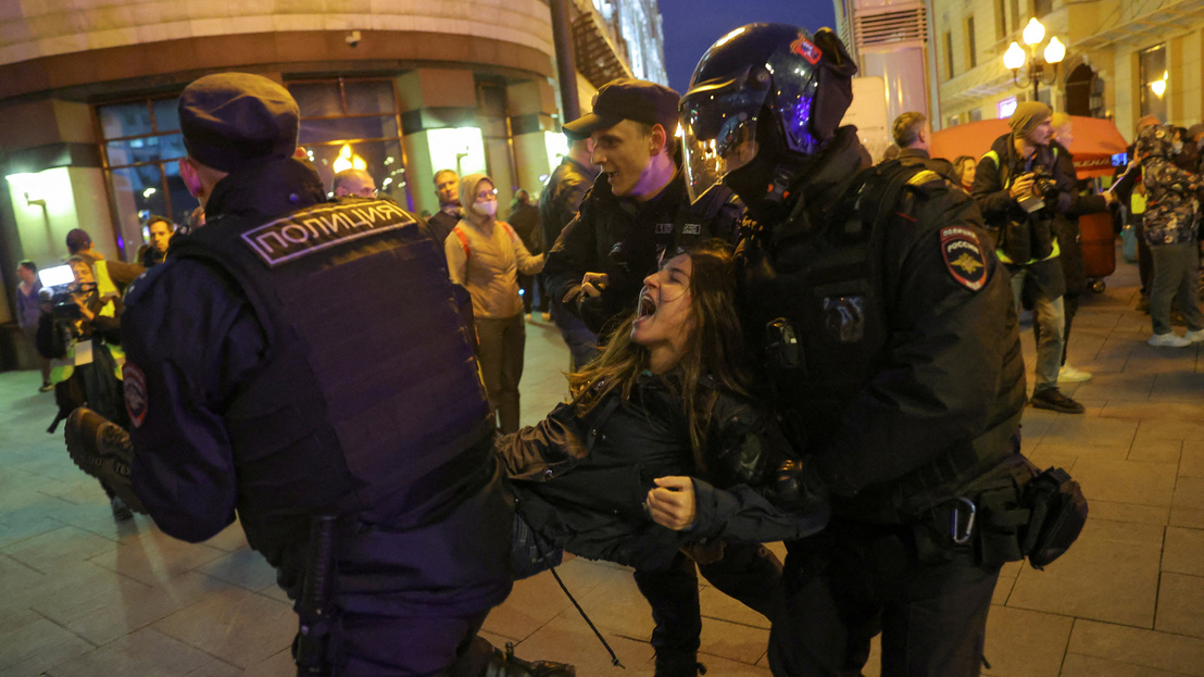 Cảnh sát Nga bắt giữ người biểu tình phản đối lệnh “động viên một phần” tại Moscoww ngày 21/9/2022 - Ảnh: Reuters
