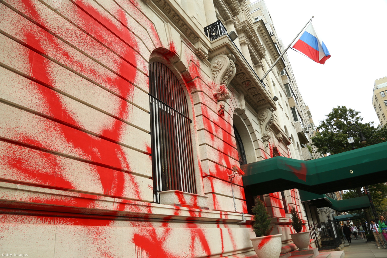 Liên bang Nga bị phản đối mạnh mẽ trên toàn thế giới vì cuộc chiến bẩn thỉu: Tòa tổng lãnh sự Nga tại New York (Mỹ) bị xịt sơn đỏ - Ảnh: Eren Abdullahogullari (Anadolu Agency)