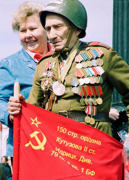 Người lính già - cựu chiến binh với Lá cờ vinh dự của Sư đoàn Bộ binh cơ giới 150 “Idritsa – Berlin” trong ngày lễ Chiến thắng 9/5/2008 tại Công viên Văn hóa, Mátxcơva - Ảnh: Phúc Lai