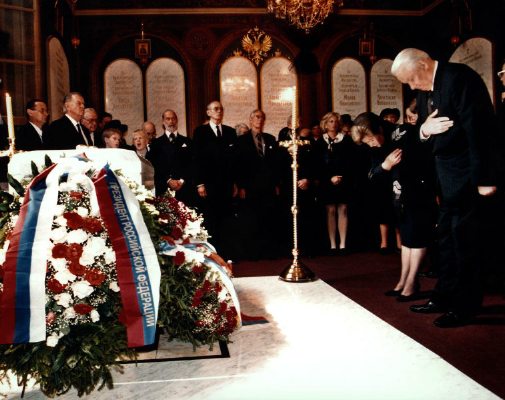 Vợ chồng Tổng thống Boris Yeltsin tại lễ an táng trọng thể Nga hoàng cuối cùng, ngày 17/7/1998 - Ảnh tư liệu