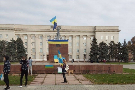 Quốc kỳ Ukraine lại tung bay tại thành phố Kherson từng bị quân đội Nga chiếm đóng từ những ngày đầu