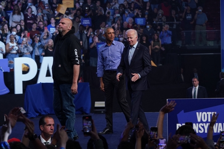Cựu tổng thống Barack Obama và đương kim tổng thống Joe Biden trong cuộc vận động tranh cử ngày 6/11/2022 tại Pennsylvania. Làn sóng đỏ rốt cục đã không xảy ra - Ảnh: Lokman Vural Elibol (AFP)