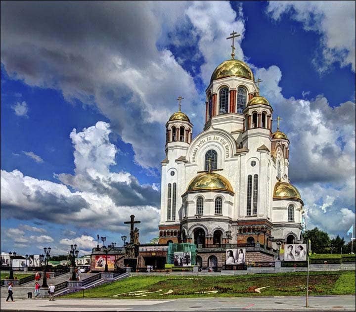 Nhà thờ Chính thống giáo mang tên “Nhà thờ trên Máu đổ Tôn kính Chư Thánh Vinh hiển tại Đất Nga” tại hiện trường vụ thảm sát