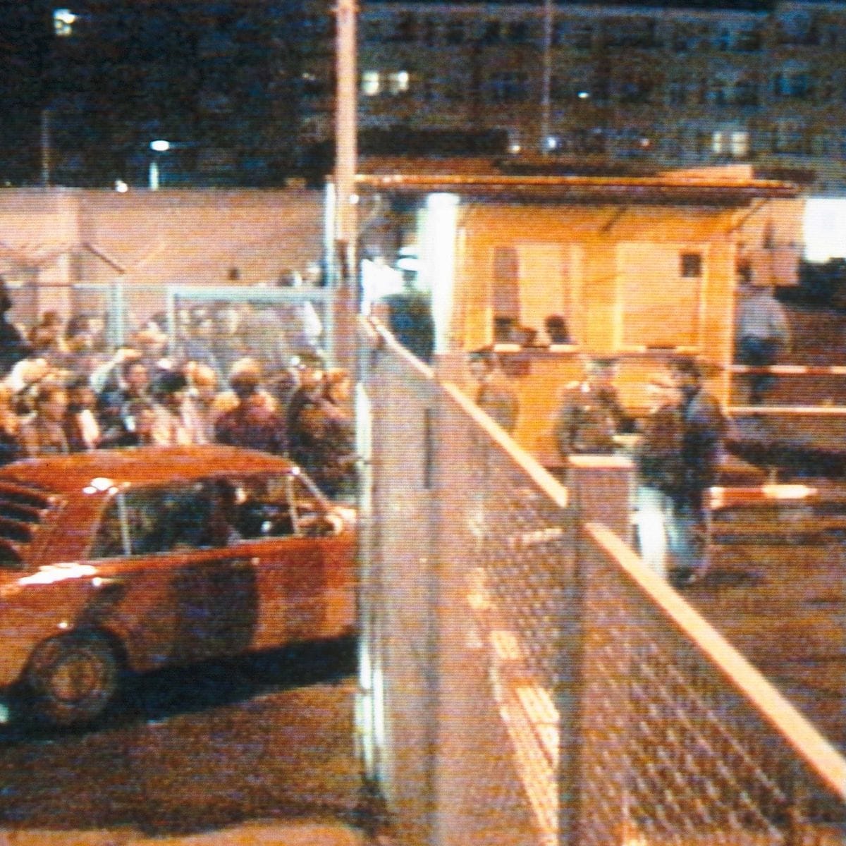“Tường đổ rồi” tại cửa khẩu Bornholmer Straße, đêm 9/11/1989 - Ảnh tư liệu