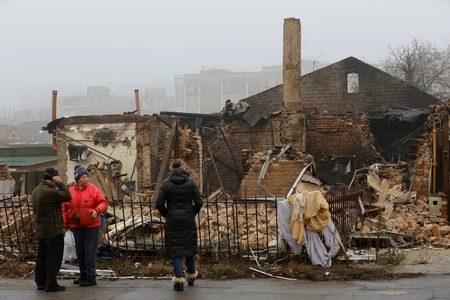 Ngôi nhà bị đánh bom ở Donetsk, ngày 10/12/2022 - Ảnh: Alexander Ermochenko (Reuters)
