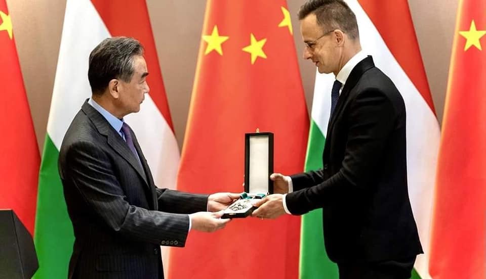 Szijjártó Péter trao phần thưởng cao quý của Nhà nước Hungary cho Ngoại trưởng Vương Nghị