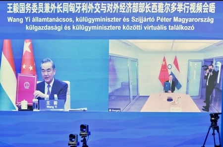 Trao đổi trực tuyến giữa Bộ trưởng Bộ Ngoại giao và Kinh tế Đối ngoại Szijjártó Péter với Ngoại trưởng Vương Nghị - Ảnh chụp màn hình