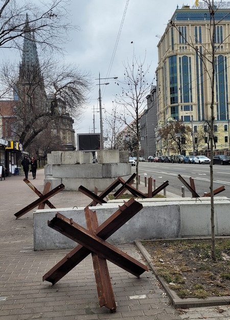 Chốt chặn quân thù ngay đường vào Đại học Ngoại ngữ Kyiv - Ảnh: Facebook Nguyễn Hồng Giang (Kyiv)