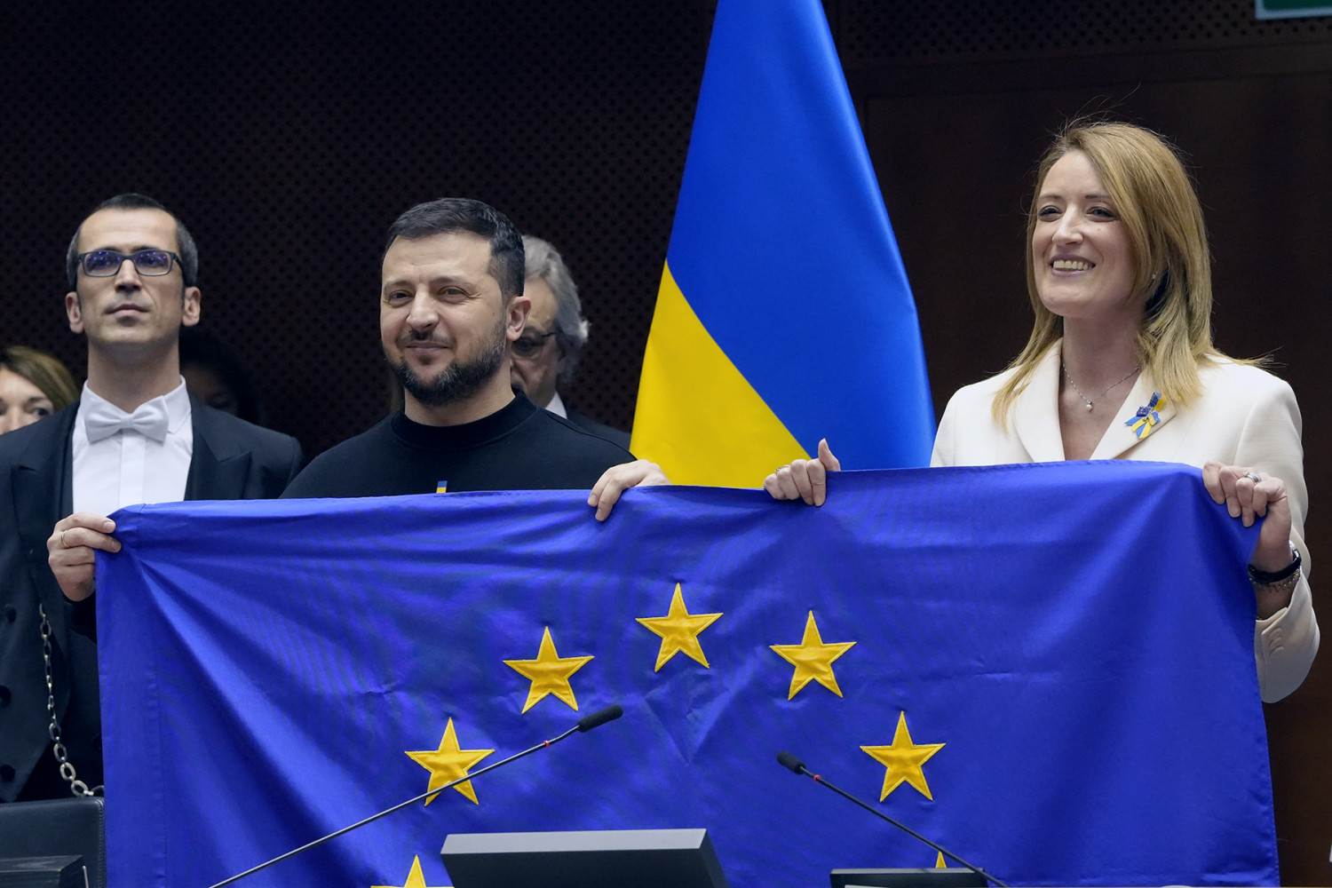 Tổng thống Volodymyr Zelensky cùng Chủ tịch Nghị viện Châu Âu - Ảnh: EP