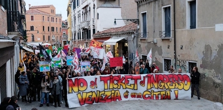 Đoàn biểu tình với biểu ngữ “Không thu phí vào cửa - Venice là một thành phố”, tháng 11/2022 - Ảnh: Lucie Tournebize (slate.fr)