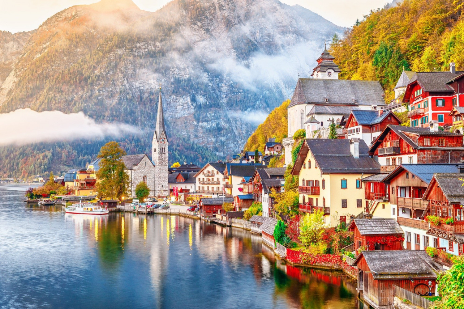 Hallstatt, ngôi làng cổ nổi tiếng của Áo, được mệnh danh là ngôi làng ven hồ đẹp nhất thế giới, từng bàn thảo về việc thu phí vào làng, nhưng rồi không tiến hành