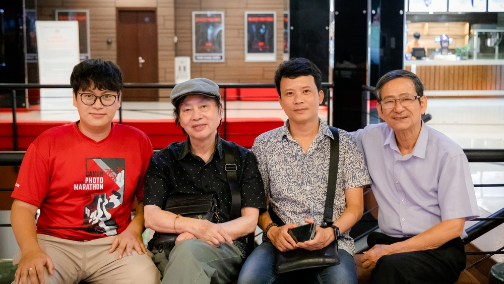 Tác giả bài viết (ngoài cùng bên trái) cùng đạo diễn Đặng Nhật Minh và các diễn viên trong bộ phim