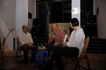 Tác giả Martín Rama (giữa) cùng Nguyễn Vũ Hải (trái) và dịch giả trẻ Băng Ngọc trong cuộc “chém gió vỉa hè”
