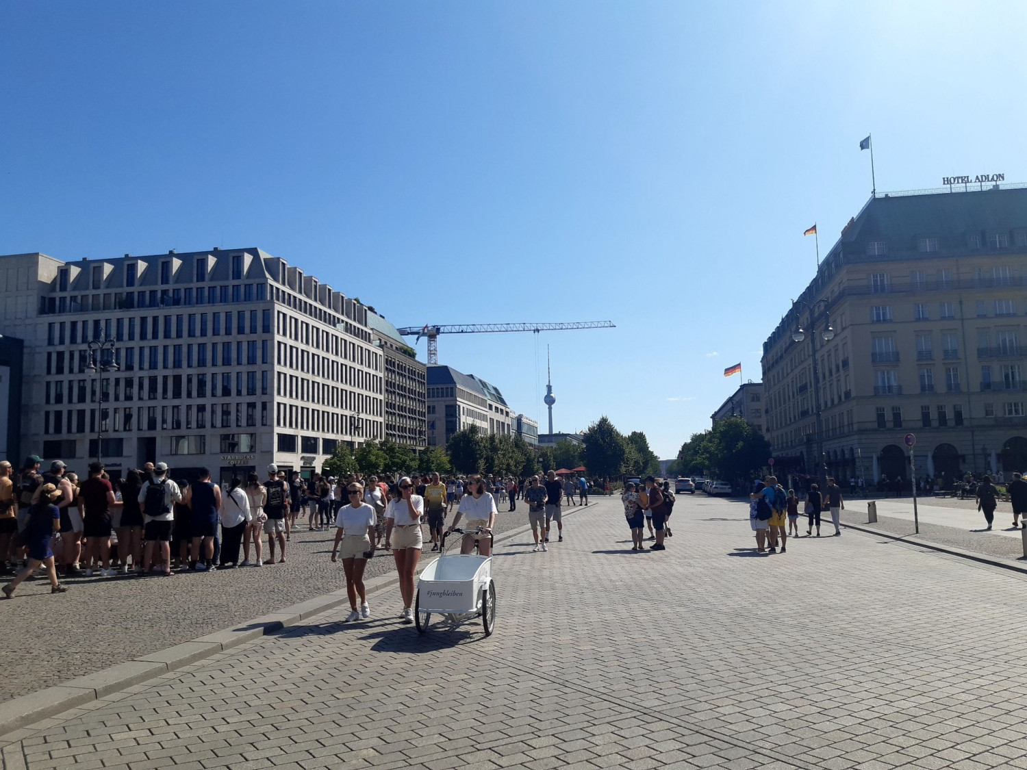 Unter den Linden, đại lộ chính của Đông Berlin dẫn tới Cổng Brandenburg
