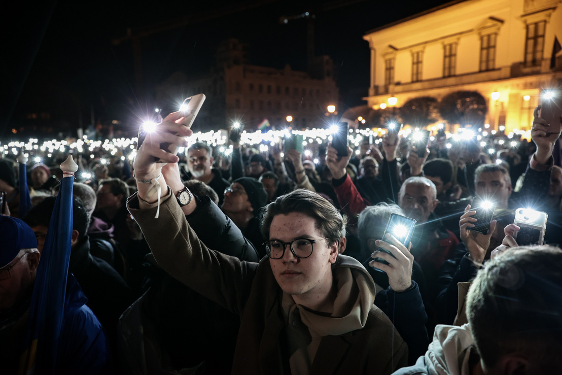 Đám đông giận dữ biểu tình trước Dinh Tổng thống (Cung Sándor) trên Đồi Buda