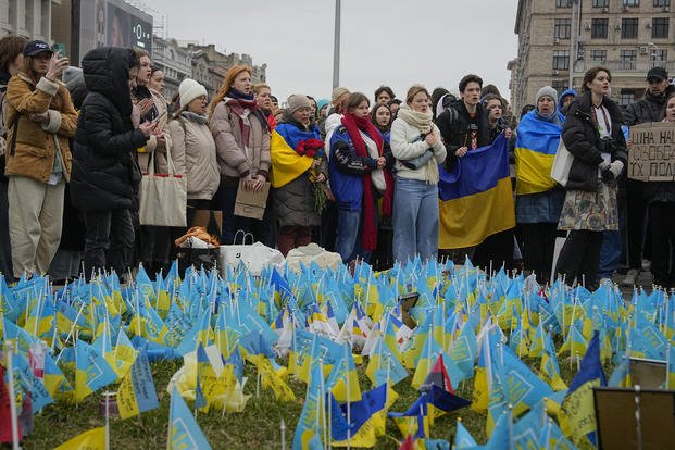 Khu tưởng niệm những nạn nhân thiệt mạng trong chiến tranh, gần Quảng trường Maidan ở trung tâm Kyiv, Ukraine, Thứ Bảy, ngày 24/2/2024. Ukraine đánh dấu hai năm kể từ cuộc xâm lược toàn diện của Nga - Ảnh: Efrem Lukatsky (AP)