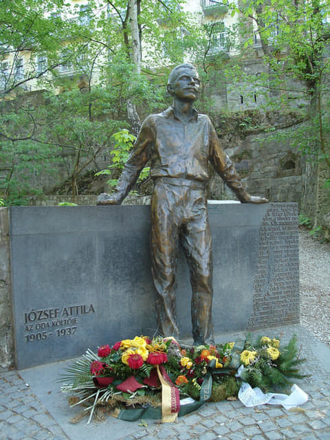 Tượng đài József Attila ở nơi ông đã thai nghén tuyệt phẩm 'Óda'