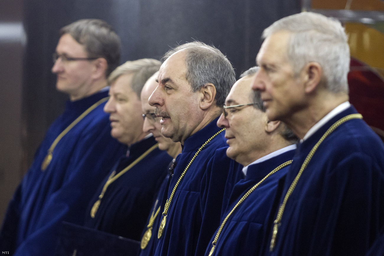 TS. Sulyok Tamás cùng các thẩm phán Tòa án Hiến pháp.