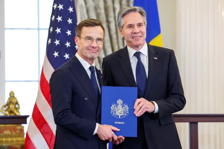 Ngoại trưởng Hoa Kỳ Antony Blinken nhận văn kiện gia nhập từ Thủ tướng Thụy Điển Ulf Kristersson để nước này trở thành thành viên NATO tại Bộ Ngoại giao ở Washington - Ảnh: Amanda Andrade (Rhoades/Reuters)