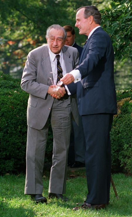 Tổng thống Mỹ George Bush chúc mừng Teller Ede, người có vai trò rất lớn trong công nghiệp quốc phòng và nền an ninh Hoa Kỳ. Ngày 26/10/1989.