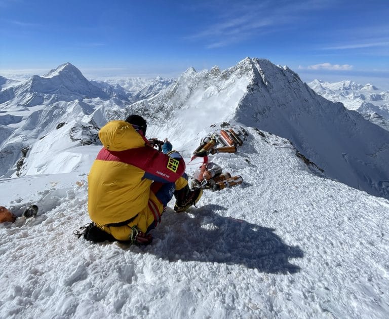 Tấm ảnh cuối cùng về nhà leo núi khi anh ngồi nghỉ ở The Balcony (8.400m) và nhìn lên đỉnh Everest vào hồi 7h30 sáng 24/5/2023.