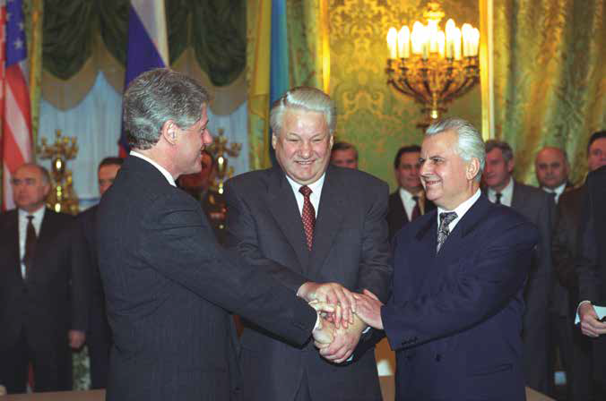 Tổng thống Hoa Kỳ Clinton, Tổng thống Nga Yeltsin và Tổng thống Ukraine Kravchuk sau khi ký Tuyên bố ba bên tại Moscow vào ngày 14/1/1994 - Ảnh tư liệu