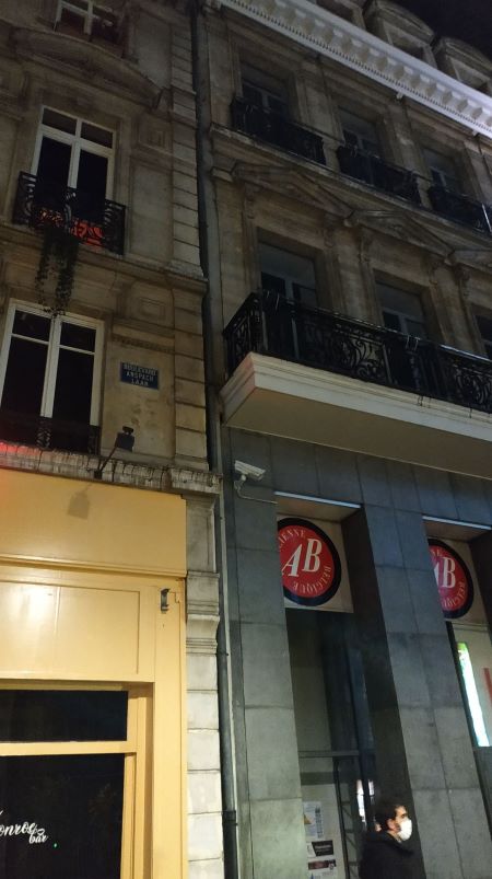 Chiếc ống thoát nước huyền thoại ở ngôi nhà 1 rue des Pierres, Brussels (Bỉ), nơi đã diễn ra vụ tẩu thoát của ông Szájer József - Ảnh: Thu Vân