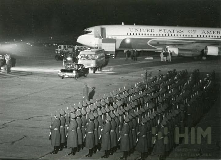 Khoảnh khắc thiêng liêng khi 'Vương miện Thánh' hồi cố hương. Budapest, sáng 6/1/1978 - Ảnh tư liệu