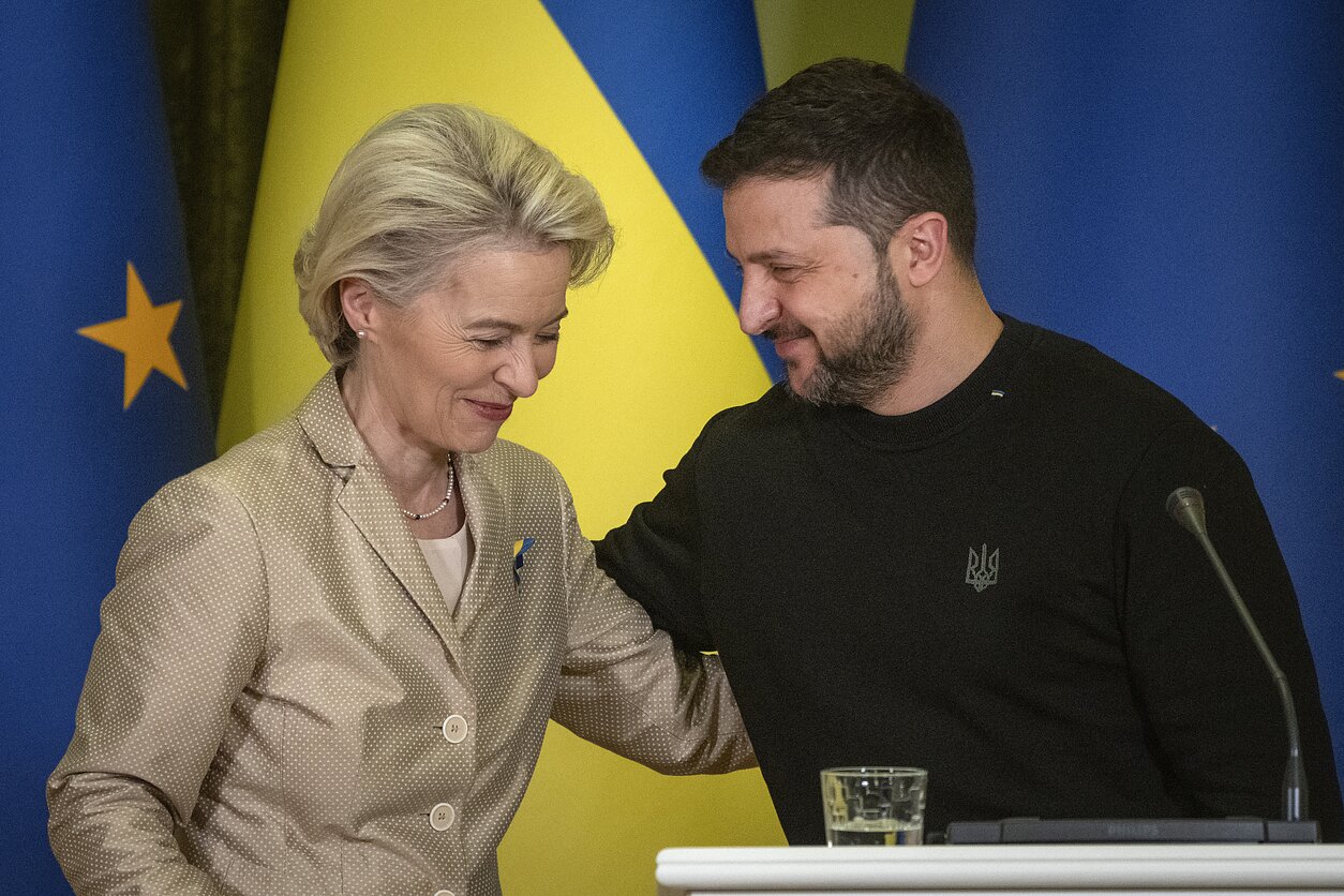 Chủ tịch Ủy ban Châu Âu Ursula von der Leyen và Tổng thống Ukraine Volodymyr Zelenskyy