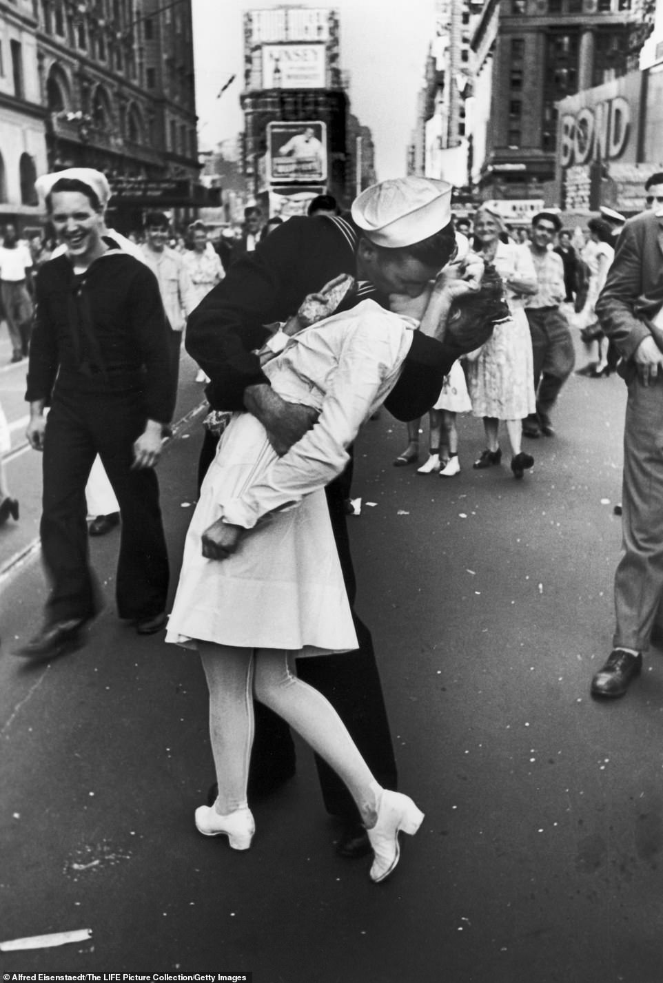 "Nụ hôn trên Quảng trường Thời đại" (V-J Day in Times Square), tấm ảnh nổi tiếng của Alfred Eisenstaedt được thực hiện vào ngày 14/8/1945, khi quân đội Mỹ chiến thắng Nhật Bản, cho thấy khái niệm "Ngày Chiến thắng" trong Đệ nhị Thế chiến không đơn giản - Ảnh tư liệu