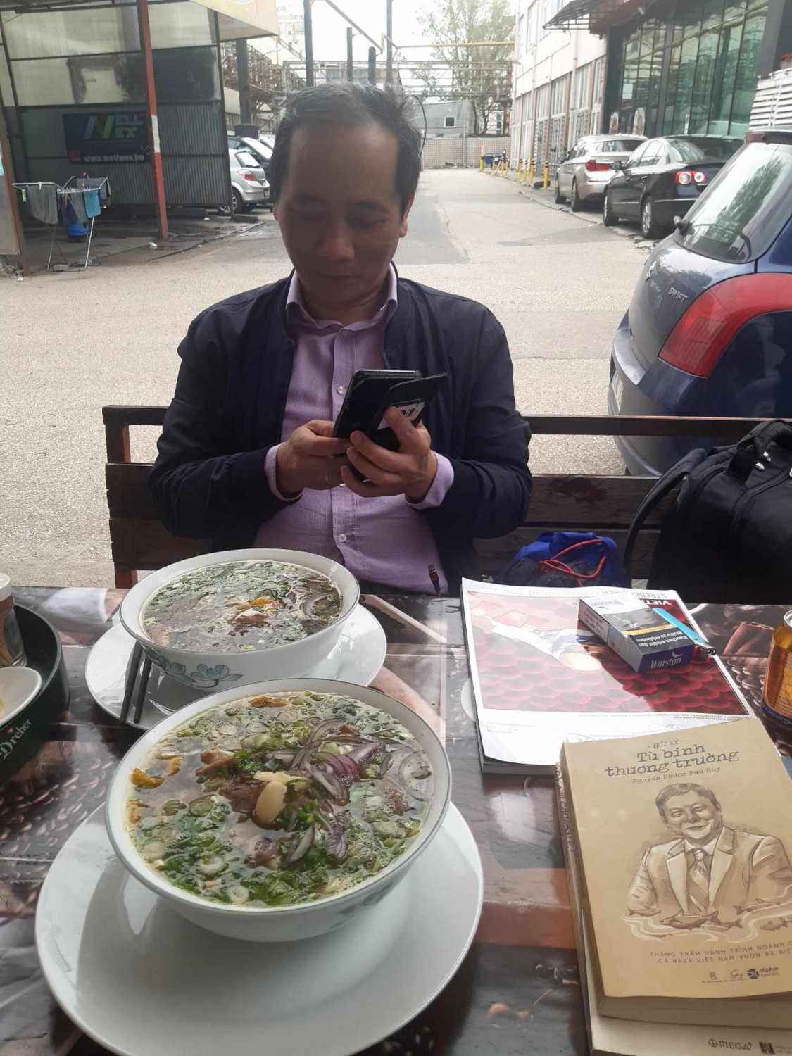 Ông Mai Hải Lâm, Chủ tịch Hội 'We Love Phở', tại khu chợ Việt ở Budapest - Ảnh: Trần Lê (NCTG)