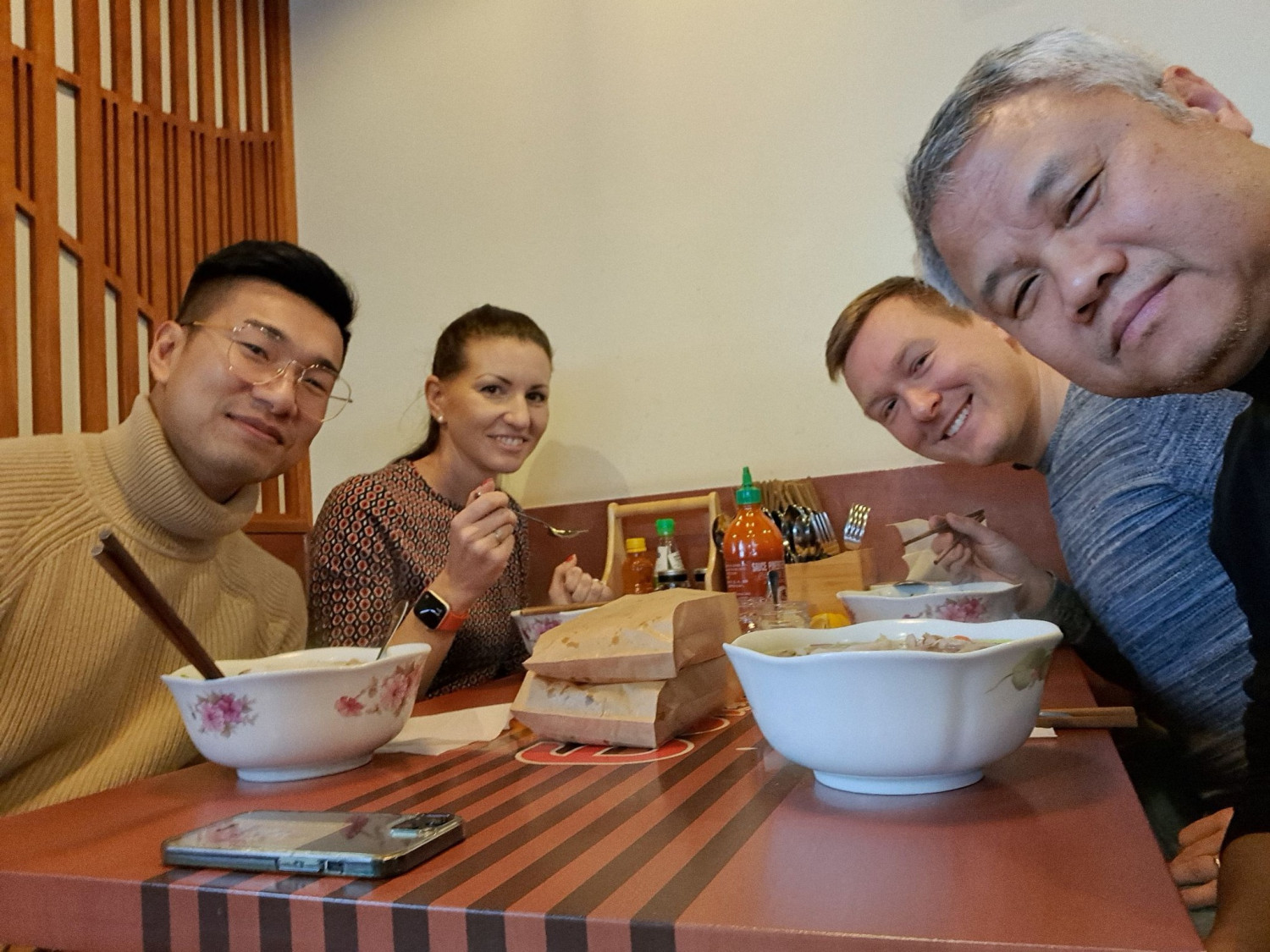 Cùng bạn bè Việt, Tiệp tại 'Phở Tùng' (Chợ Sapa, Praha) - Ảnh: FB Cường Nguyễn