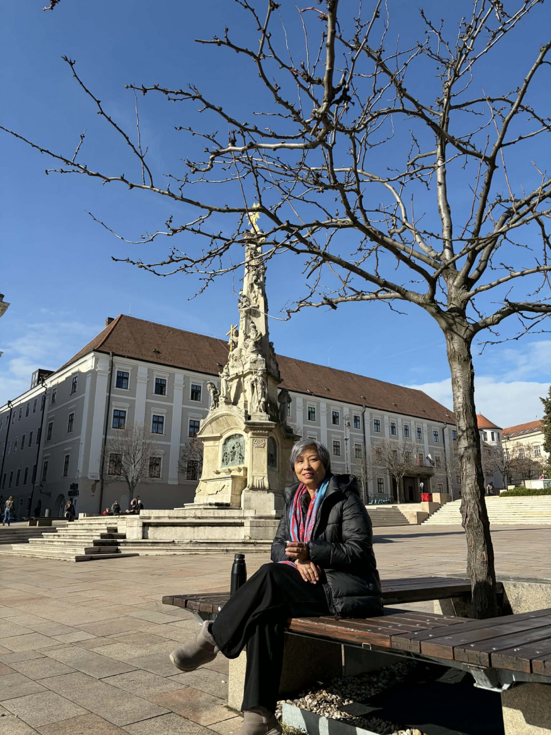 Tác giả tại Quảng trường Széchenyi (TP. Pécs, 12/2/2026) - Ảnh: Hajni (NCTG)