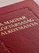 “THỜI BÁO NỮU ƯỚC” VS NỘI CÁC HUNGARY: LUẬN CHIẾN DAI DẲNG