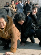 CẤM ÐEO GĂNG TRONG TANG LỄ KIM CHÍNH NHẬT