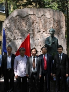 ĐẶT HOA TƯỞNG NIỆM CHỦ TỊCH HỒ CHÍ MINH