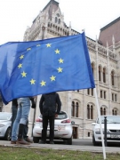 Ý MUỐN CẮM CỜ EU TẠI NHÀ QUỐC HỘI BẤT THÀNH