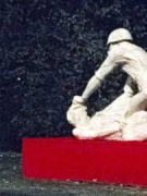 BỨC TƯỢNG LÍNH LIÊN XÔ HÃM HIẾP GÂY BÊ BỐI LỚN